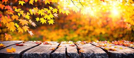hölzern Tabelle mit Herbst Blätter um das Kanten auf ein defokussiert Herbst Hintergrund Banner foto