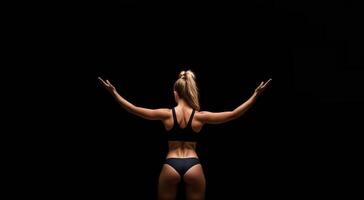 sportlich blond Mädchen im Sport Unterwäsche auf ein schwarz Hintergrund, zurück Aussicht Banner foto