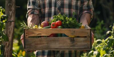 Farmer halten Gemüse und Früchte im seine Hände foto
