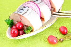 salzmarinierte Makrele mit Preiselbeeren und Gewürzen foto