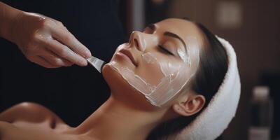 Frau im Spa Salon Arbeiten mit Gesichts- Haut foto