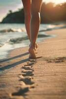 weiblich Füße im das Sand auf das Strand foto