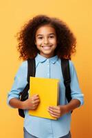 Kind mit Rucksack und Bücher zurück zu Schule foto