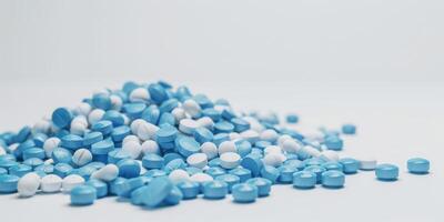 Antibiotikum Kapsel Tabletten auf Weiß Hintergrund. Stapel von Antibiotikum Droge foto