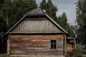 hölzern Haus im Dorf. foto