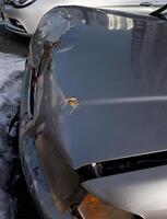 Vorderseite Auto erhalten schwer beschädigt durch Unfall foto