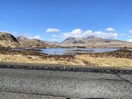 ein Aussicht von das Schottland Landschaft in der Nähe von das Glencoe Berge foto