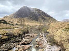 ein Aussicht von das Schottland Landschaft in der Nähe von das Glencoe Berge foto