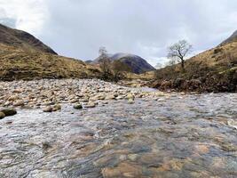 ein Aussicht von das Schottland Landschaft in der Nähe von das Glencoe Berge foto