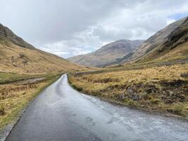 ein Aussicht von das Schottland Landschaft in der Nähe von das Glencoe Berge foto