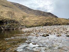 ein Aussicht von das Schottland Landschaft in der Nähe von das Glencoe Berge foto