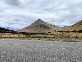 ein Aussicht von das Schottland Landschaft in der Nähe von das Glencoe Berge foto