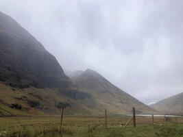 ein Aussicht von das Schottland Landschaft in der Nähe von das Glencoe Berge foto