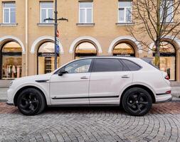 Litauen, Vilnius, April 11, 2024 - - modern Bentley suv foto