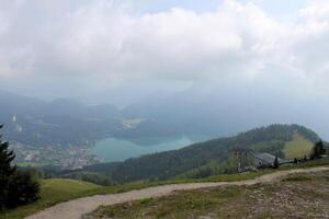 ein Aussicht von das österreichisch Landschaft beim st Gilgen foto