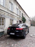 Litauen, Vilnius, April 11, 2024 - - Rückseite Aussicht schwarz mercedes-amg gle 43. foto