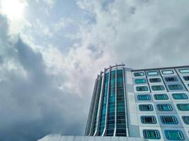 Fotografie von städtisch Gebäude mit klar Himmel Hintergrund foto