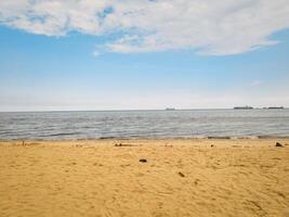 Fotografie von Wellen auf das Strand mit ein klar Himmel zum ein Sommer- Hintergrund foto