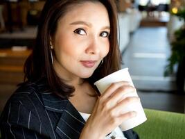 Geschäftsfrau weiblich Dame Mädchen Person Menschen Mensch Trinken Kaffee Tasse schön ziemlich aussehen beim Kamera Kopieren Raum Geschäft Bildung Arbeit Job Besetzung Morgen Zeit Cafe Unternehmer Kommunikation foto