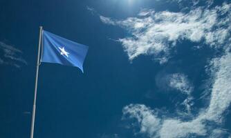 Somalier Flagge Blau Himmel Wolke Weiß Hintergrund Kopieren Raum National Patriotismus Zeichen Nein Menschen Regierung Design Somalier Person Menschen Mensch Regierung politisch Afrika Somalia Freiheit Nation Insignien Kunst foto