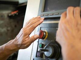 Hand Finger Körper Teil Mensch Person Menschen Taste rot Achtung Steuerung Alarm Drücken Sie Sicherheit Schalter Dringlichkeit schieben Zeichen Hilfe Symbol Unfall Rettung Panik warnen Hilfe halt Industrie Warnung Leistung aus foto