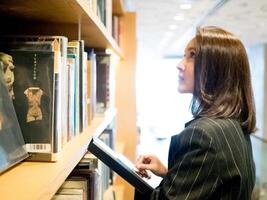 Geschäftsfrau weiblich Dame Mädchen Person Menschen Mensch aussehen prüfen Buch Geschäft Bildung Studie Lernen Arbeit Studie Universität Lehrer Porträt Schule Studie Klassenzimmer Vertrauen Klasse glücklich Lächeln Lebensstil foto