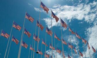 USA uns Flagge Blau Himmel Hintergrund Hintergrund Kopieren Raum National Land Unabhängigkeit gestreift Banner Juli 4 .. her Freiheit Demokratie Emblem Regierung Stolz Reise National International Welt Ruhm USA foto