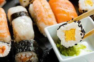 Schiefer Tablett von sortiert Sushi foto