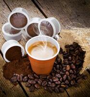 Espresso Kaffee im Einweg Tasse mit Schoten foto