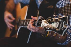 spielen klassisch Gitarre. selektiv Fokus. foto