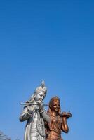 groß Statue von Herr Radha krishna in der Nähe von Delhi International Flughafen, Delhi, Indien, Herr krishna und Radha groß Statue berühren Himmel beim Main Autobahn Mahipalpur, Delhi foto