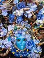 blau Maske mit Blumen- Dekorationen ausgestellt während das Karneval von Venedig foto