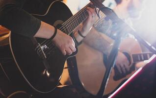 spielen klassisch Gitarre. selektiv Fokus. foto