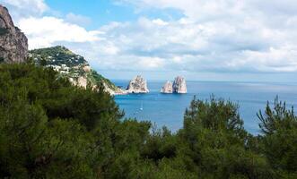 Faraglioni, berühmte Riesenfelsen, Capri-Insel foto