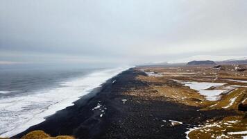 Aussicht von dyrholaey Leuchtturm im Island suchen aus Über das schwarz Sand Strand. foto