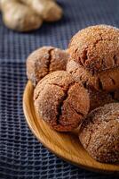 warm hausgemacht Gingersnap Kekse auf ein grau Taschentuch foto