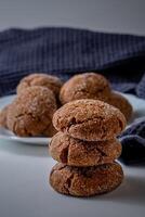 warm hausgemacht Gingersnap Kekse auf ein Licht Hintergrund, ein grau Taschentuch foto