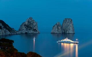 faraglioni durch Nacht, berühmt Riese Felsen, Capri Insel foto