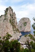 Faraglioni, berühmte Riesenfelsen, Capri-Insel foto