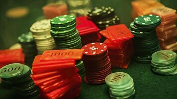 Poker Chips sind gestapelt auf ein Grün texturiert Tabelle Rauch von Zigarren füllt das Zimmer foto