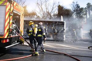 Rettung Mannschaft von Feuerwehrleute ankommen auf das Auto Absturz foto