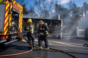 Portugal, odivelas 07 September 2022 Rettung Mannschaft von Feuerwehrleute ankommen auf das Auto Absturz gefeuert Passagier Bus der Verkehr Unfall Szene foto