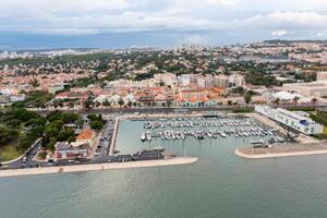 Yacht Parkplatz auf das Küste von das atlantisch Ozean im das Vororte von Lissabon, Portugal. foto