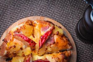 klein Pizza mit Krabbe Belag serviert im Pizza Restaurants, Mini Pizza, Italienisch Essen, heiß Pizza mit Krabbe Belag. foto