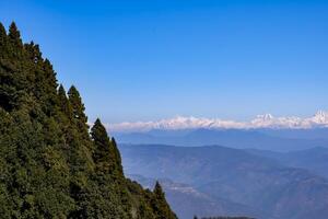 sehr hoher gipfel von nainital, indien, die bergkette, die auf diesem bild sichtbar ist, ist die himalaya-kette, die schönheit des berges bei nainital in uttarakhand, indien foto