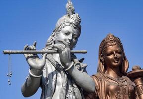 groß Statue von Herr Radha krishna in der Nähe von Delhi International Flughafen, Delhi, Indien, Herr krishna und Radha groß Statue berühren Himmel beim Main Autobahn Mahipalpur, Delhi foto