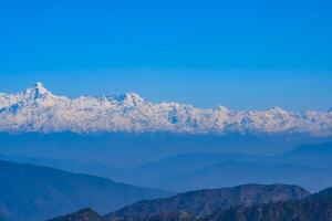 sehr hoher gipfel von nainital, indien, die bergkette, die auf diesem bild sichtbar ist, ist die himalaya-kette, die schönheit des berges bei nainital in uttarakhand, indien foto