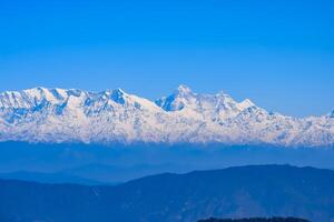 sehr hoher gipfel von nainital, indien, die bergkette, die auf diesem bild sichtbar ist, ist die himalaya-kette, die schönheit des berges bei nainital in uttarakhand, indien foto