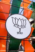 Neu Delhi, Indien - - Februar 17 2024 - - bharatiya Janata Party Logo von indisch politisch Party, bjp bhartiya Janta Party Symbol während Uhr Straße Show im Delhi, Indien, bjp Zeichen und Symbol foto
