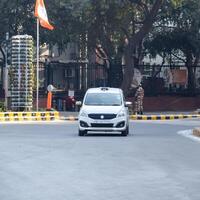 Neu Delhi, Indien - - Februar 17 2024 - - bharatiya Janata Party Flagge von indisch politisch Party, bjp bhartiya Janta Party Flagge winken während Uhr Straße Show im Delhi, Indien foto